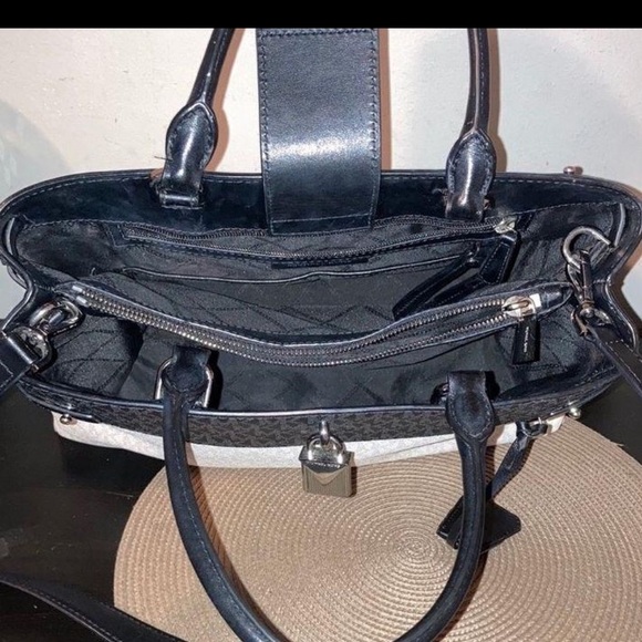 Michael Kors purse - Picture 9 of 10